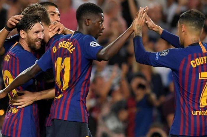  Lionel Messi (kiri) merayakan golnya untuk FC Barcelona ke gawang PSV Eindhoven bersama Ousmane Dembele (tengah) dan rekan-rekan lain dalam partai Liga Champions di Camp Nou, Barcelona, 18 September 2018. 