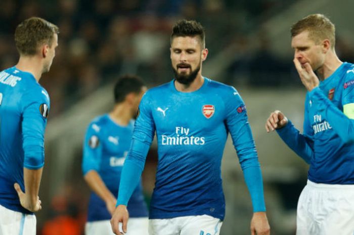 Pemain Arsenal (ki-ka), Rob Holding, Olivier Giroud, dan Per Mertesacker bereaksi saat menghadapi FC Koeln pada pertandingan Grup H Liga Europa di Stadion Rheinenergie, Koeln, Jerman, Jumat (24/11/2017) dini hari WIB.