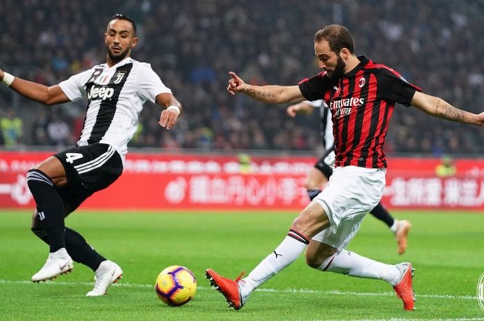 Penyerang AC Milan, Gonzalo Higuain (kanan), beraksi dalam laga Liga Italia melawan Juventus di Stadion San Siro, Milan pada 11 November 2018.