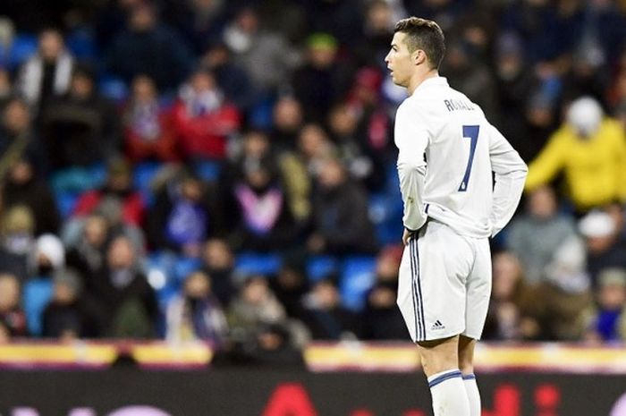 Gestur penyerang Real Madrid, Cristiano Ronaldo, di akhir pertandingan setelah timnya dikalahkan Celta de Vigo pada leg I babak perempat final Copa del Rey di Stadion Santiago Bernabeu, Madrid, (18/1/2017).