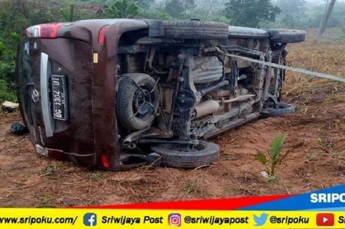Mobil suporter Sriwijaya FC yang mengalami kecelakaan di daerah Bandar Jaya, Lampung, Jumat (23/11/2018) sore.