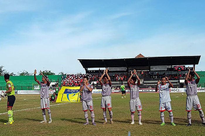 Pemain Martapura FC membalas aplaus penonton menjelang dimulainya laga 16 besar Grup D Liga 2 melawan Madura FC di Stadion Achmad Yani Sumenep, (1/10/2017).