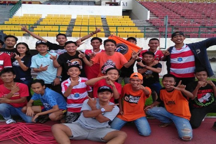  The Jakmania dari berbagai korwil yang menyaksikan Persija Jakarta berlatih di Stadion Manahan Solo, Minggu (11/2/2018) sore WIB. 