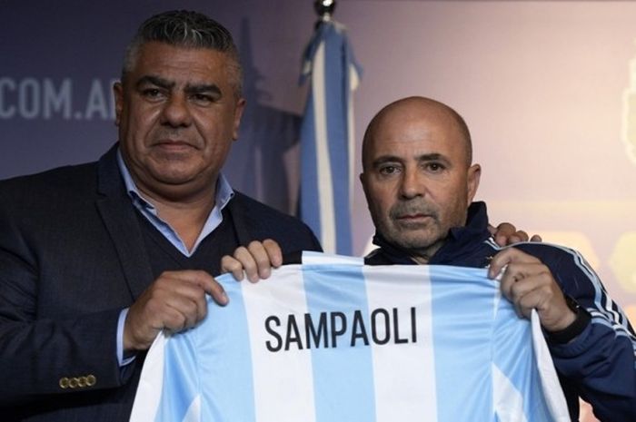 Presiden Asosiasi Sepak Bola Argentina, Claudio Tapia (kiri), memperkenalkan Jorge Sampaoli sebagai pelatih anyar tim nasional Argentina dalam konferensi pers di Ezeiza, Buenos Aires, Argentina, pada 1 Juni 2017.