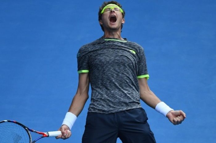 Petenis Uzbekistan, Denis Istomin, melakukan selebrasi setelah meraih kemenangan atas wakil Serbia, Novak Djokovic, pada babak kedua turnamen Australia Terbuka di Rod Laver Arena, Melbourne Park, Melbourne, Kamis (19/1/2017). Istomin menang 7-6(8), 5-7, 2-6, 7-6(5), 6-4.