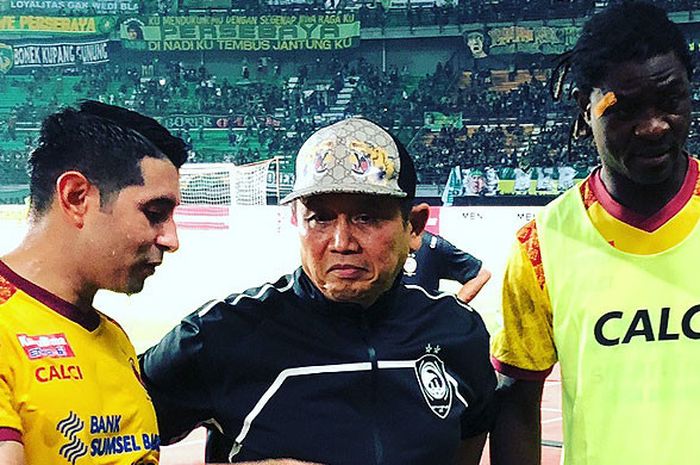 Manajer Sriwijaya FC, Ucok Hidayat (tengah), berbicara dengan pemainnya, Esteban Vizcarra (kiri) dan Mamadou NDiaye, usai laga melawan Persebaya dalam laga pekan kelima Liga 1 2018 di Stadion Gelora Bung Tomo, Surabaya, Minggu (22/4/2018).