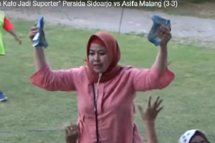 Aksi konyol ibu-ibu pamer uang usai laga Piala Soeratin U-17 2018 antara  Persida Sidoarjo Vs Asifa Malang, di Stadion Jenggola, Sidoarjo, Senin (23/7/2018). 