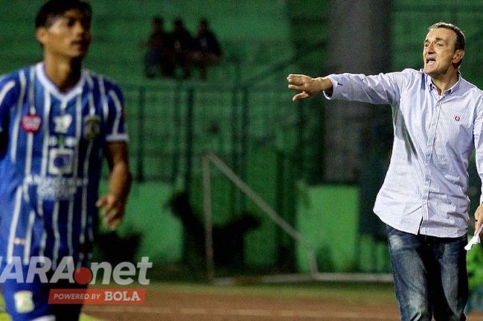 Pelatih Persiba Balikpapan, Milomir Selija, memberikan arahan kepada pemainnya saat melawan Sriwijaya FC dalam laga pekan ke-5 Liga 1 di Stadion Gajayana Malang, Jawa Timur, Selasa (09/05/2017) malam.