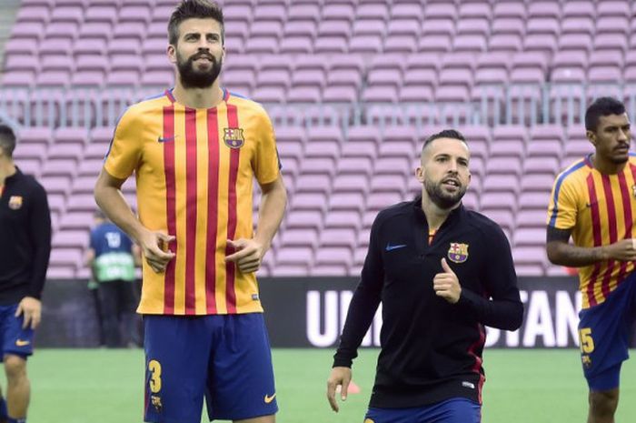 Para pemain FC Barcelona, Gerard Pique, Jordi Alba, dan Paulinho, pemanasan menggunakan seragam latihan dengan warna bendera Catalunya sebelum kick-off laga Liga Spanyol antara Barcelona dan Las Palmas di Camp Nou pada Minggu (1/9/2017).
