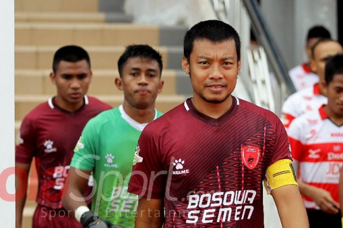 Kapten PSM Makassar, Hamka Hamzah, memimpin pasukannya keluar dari ruang ganti jelang laga Madura United kontra PSM Makassar di Stadion Gelora Bangkalan, Bangkalan, Sabtu (29/7/2017).
