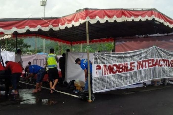Mobile Interactive Masjid yang ada di lapangan parkir sebelah barat Stadion Si Jalak Harupat, Kab Bandung, Jumat (9/12/2016) sore. 