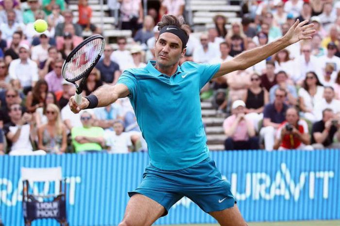 Penampilan Roger Federer (Swiss) saat beraksi pada partai semifinal Stuttgart Open 2018 yang berlangsung Sabtu (16/6/2018).