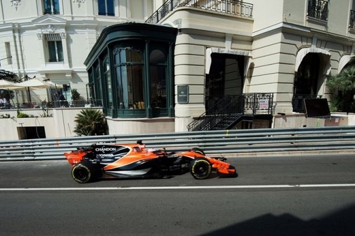 Pebalap McLaren asal Ingris, Jenson Button, memacu mobilnya pada sesi latihan pertama GP Monaco di sirkuit jalan raya kota Monte Carlo, Kamis (25/5/2017).