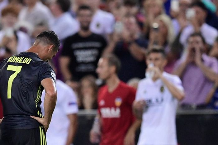 Ekspresi megabintang Juventus, Cristiano Ronaldo, seusai menerima kartu merah dalam laga Grup H Liga Champions kontra Valencia di Stadion Mestalla, Valencia, Spanyol pada 19 September 2018.