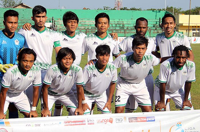 Skuat Persiwa Wamena berpose menjelang dimulainya laga melawan tuan rumah, Madura FC, pada pekan ketiga Liga 2 2018 di Stadion Ahmad Yani, Minggu (6/5/2018).