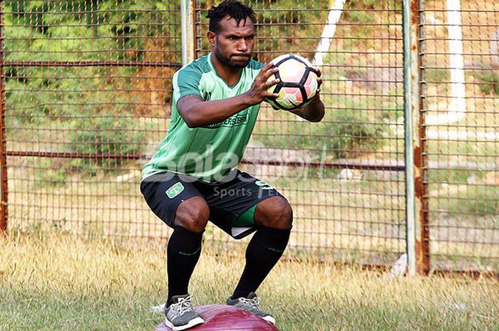 Gelandang bertahan Persebaya Surabaya, Nelson Alom saat menjalani latihan penguatan lutut bersama ti