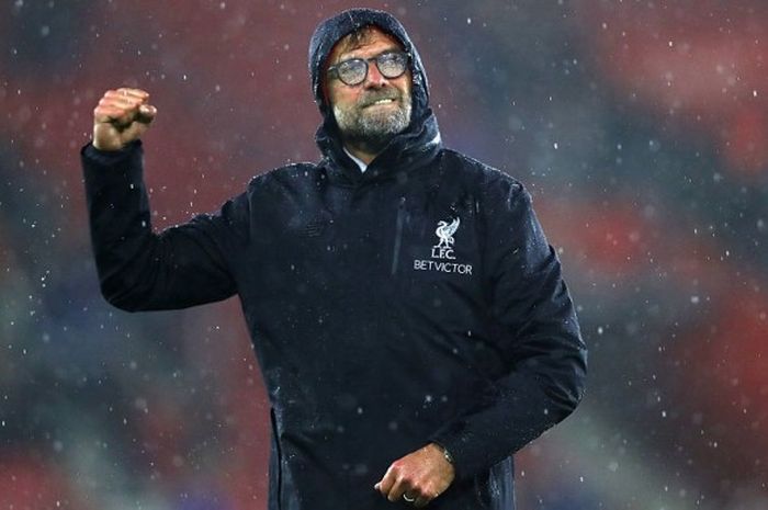 Reaksi pelatih Liverpool, Juergen Klopp, saat memberikan apresiasi buat fans setelah laga Premier League di kandang Southampton, St. Mary's, 19 November 2016.