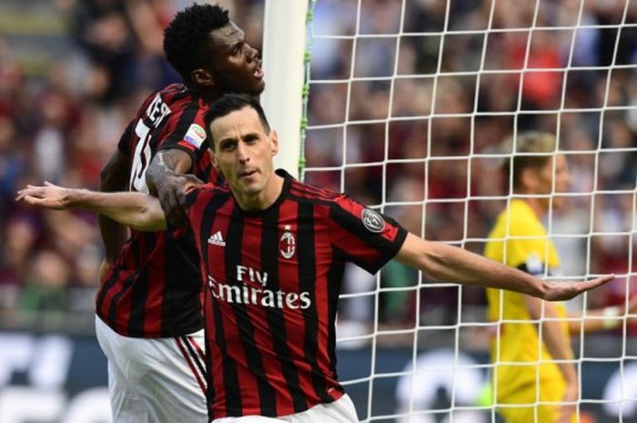 Penyerang AC Milan, Nikola Kalinic, merayakan gol ke gawang Udinese dalam partai Liga Italia di San Siro, Milan, 17 September 2017.