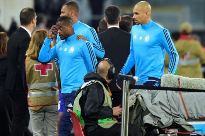 Bek sayap Olympique Marseille, Patrice Evra, meninggalkan lapangan pertandingan setelah terlibat insiden dengan suporter menjelang kick-off partai Liga Europa lawan Vitoria Guimaraes di D. Afonso Henriques Stadium, 2 November 2017.