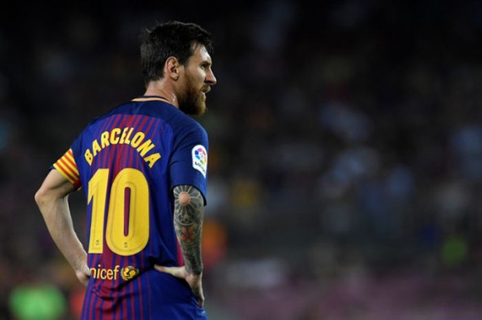 Ekspresi Lionel Messi setelah tembakannya tiga kali digagalkan tiang gawang di laga pembuka Liga Spanyol musim 2017-2018 melawan Real Betis di Camp Nou, Minggu (20/8/2017) waktu setempat.