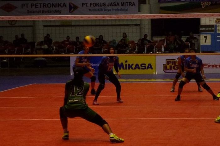 Pemain asing Jakarta BNI Taplus, Sonja Milanovic, bersiap menerima bola yang dilepas pemain Jakarta Elektrik PLN pada laga pertama putaran kedua Proliga yang berlangsung di GOR Tridharma, Gresik, Jawa Timur, Jumat (3/3/2017). Elektrik menang 3-0 (25-19, 25-18, 25-23). 