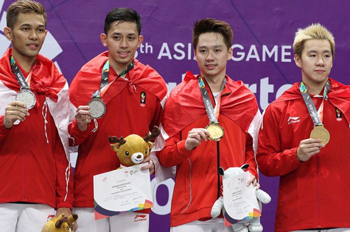 Dari kiri: Fajar Alfian, Muhammad Rian Ardianto, Kevin Sanjaya Sukamuljo, dan Marcus Fernaldi Gideon berpose di atas podium Asian Games 2018 di Jakarta.