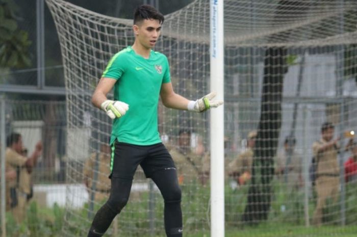 Kiper Borneo FC, Nadeo Argawinata, saat mengikuti training camp (TC) bersama timnas U-22 Indonesia.