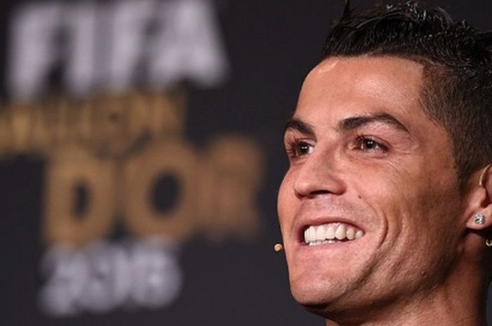 Megabintang Real Madrid, Cristiano Ronaldo, berbicara kepada media dalam konferensi pers sebelum dimulainya FIFA Ballon d'Or Gala 2015 di Kongresshaus, Zurich, Swiss, 11 Januari 2016.