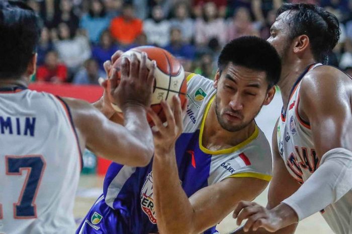  Pemain Satria Muda Pertamina, Christian Ronaldo Sitepu (jersey biru), saat berusaha menembus pertahanan Pelita Jaya pada laga final kedua IBL 2017-2018 di GOR Mahasiswa Soemantri Brodjonegoro, Jakarta, Sabtu (21/4/2018). 