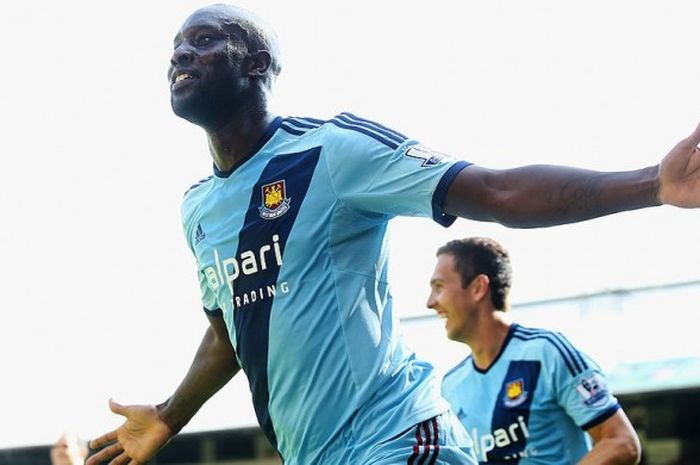 Striker West Ham United, Carlton Cole, merayakan gol ke gawang Crystal Palace dalam pertandingan Premier League 2014-2015 di Stadion Selhurst Park, London, Inggris, pada 23 Agustus 2014.