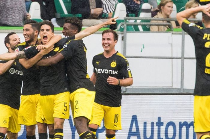 Bek Borussia Dortmund, Marc Bartra (tengah), merayakan gol yang dia cetak ke gawang Wolfsburg dalam laga Liga Jerman di Stadion Volkswagen Arena, Wolfsburg, pada 19 Agustus 2017.