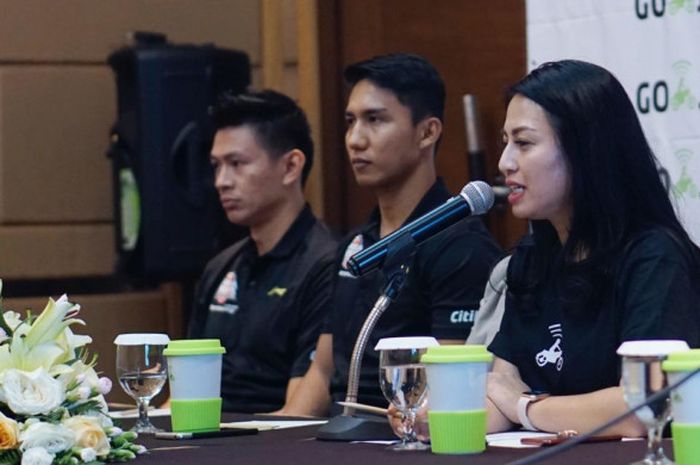 VP Corporate Communications GO-JEK, Kristy Nelwan (paling kanan), saat berbicara pada konferensi pers turnamen pramusim IBL 2018 di GOR Sritex Arena, Solo, pada Kamis (11/10/2018).