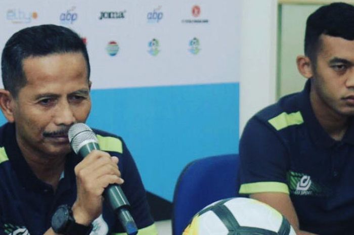 Pelatih PSMS Medan, Djadjang Nurdjaman, dan gelandang Abdul Aziz Lutfi Akbar saat mengikuti konferensi pers sehari sebelum pertandingan melawan Mitra Kukar di Stadion Aji Imbut, Tenggarong.