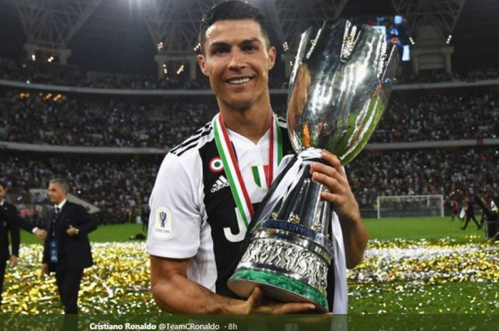 Cristiano Ronaldo berpose dengan trofi juara Piala Super Italia setelah Juventus mengalahkan AC Milan di King Abdullah Sports City, Jeddah, pada 16 Januari 2019.