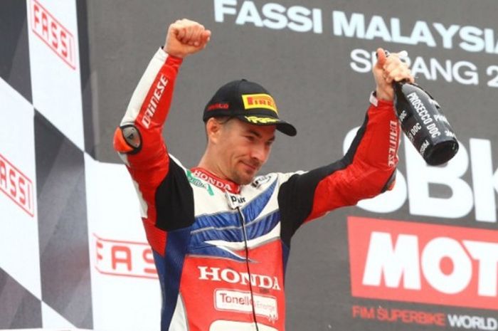 Pebalap WSBK dari tim Honda, Nicky Hayden, melakukan selebrasi di atas podium kampiun balapan kedua WSBK yang berlangsung di Sirkuit Sepang, Malaysia, Minggu (15/5/2016).