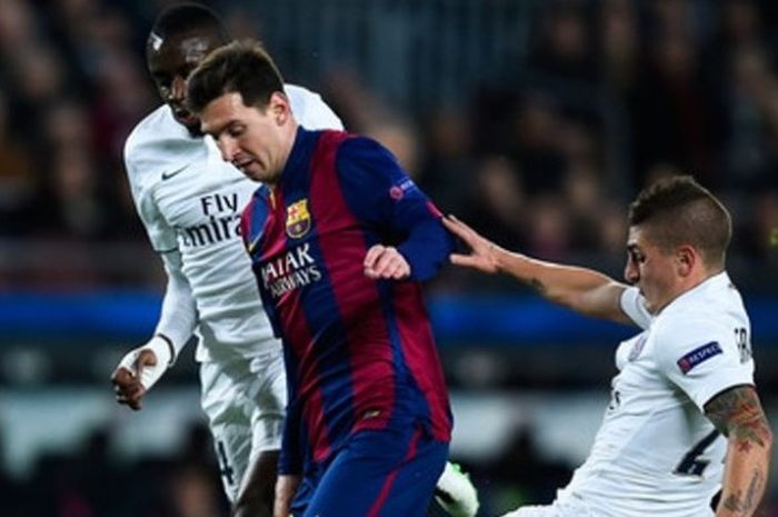 Penyerang FC Barcelona, Lionel Messi (tengah), dikepung dua penggawa Paris Saint-Germain, Blaise Matuidi dan Marco Verratti, dalam laga Liga Champions di Stadion Camp Nou, Rabu (8/3/2017)