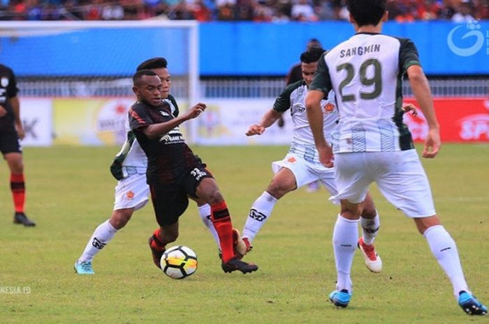 Pemain Persipura Jayapura, Gunansar Papua Mandowen saat melewati pemain PS Tira