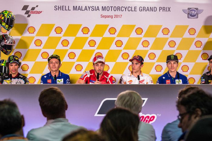 Dari kiri ke kanan, Franco Morbidelli, Valentino Rossi, Andrea Dovizioso, Marc Marquez, Maverick Vinales, dan Johann Zarco, saat jumpa pers jelang MotoGP Malaysia, Kamis (27/10/2017).