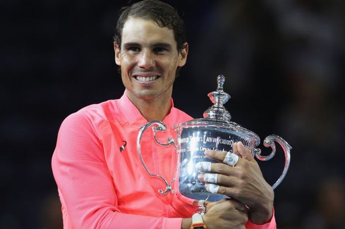  Petenis putra Spanyol, Rafael Nadal, berpose dengan trofi AS Terbuka 2017 yang diraihnya setelah mengalahkan Kevin Anderson (Afrika Selatan) 6-3, 6-3, 6-4 pada babak final di Arthur Ashe Stadium, Flushing Meadows, New York, Amerika Serikat, Minggu (10/9/2017) malam waktu setempat. 