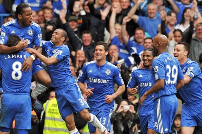 Striker Chelsea, Didier Drogba (kiri), merayakan gol yang dia cetak ke gawang Wigan Athletic dalam laga Liga Inggris di Stadion Stamford Bridge, London, pada 9 Mei 2010.