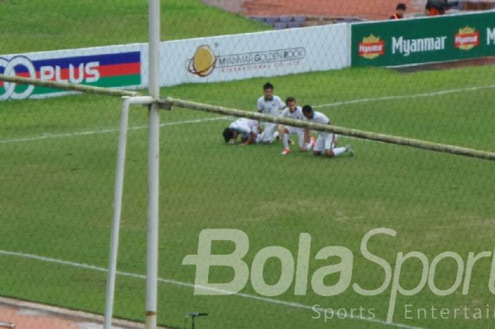 Para pemain timnas u-19 Indonesia merayakan gol ke gawang Myanmar pada laga perebutan peringkat ketiga Piala AFF U18 di Thuwunna Stadium, Yangon, Myanmar, Minggu (17/9/2017).