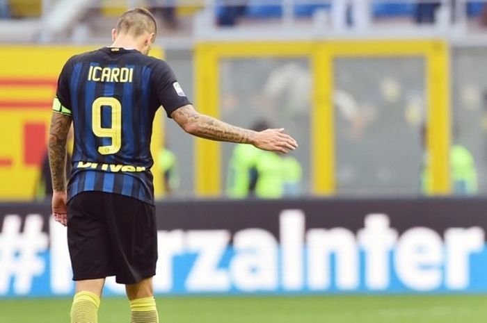 Penyerang Inter Milan, Mauro Icardi, meninggalkan lapangan seusai melakoni pertandingan Serie A kontra Bologna di Giuseppe Meazza, Milan, Italia, 25 September 2016.