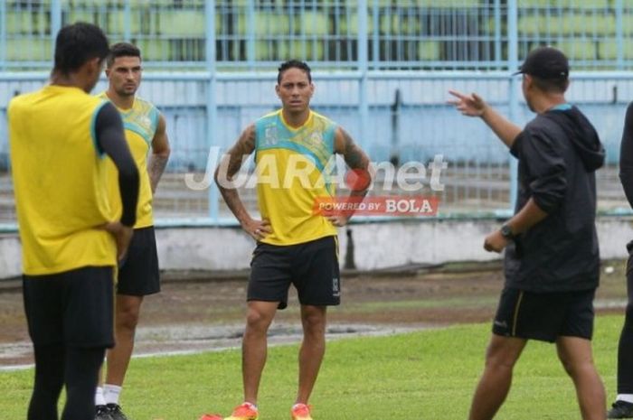 Marquee player Arema FC, Juan Pablo Pino, mendengarkan arahan tim pelatih Arema FC dalam sesi latihan di Stadion Kanjuruhan, Kabupaten Malang, pada Selasa 18 April 2017