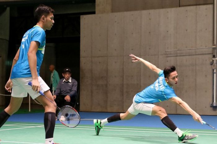 Pasangan ganda putra Indonesia, Fajar Alfian/Muhammad Ria Ardianto, mengembalikan kok ke arah Lee Sheng Mu/Lin Chia Yu (Taiwan). Fajar/Rian menang dengan skor 13-21, 21-12, 21-17, pada laga babak pertama yang berlangsung di Tokyo Metropolitan Gymnasium, Rabu (20/9/2017).