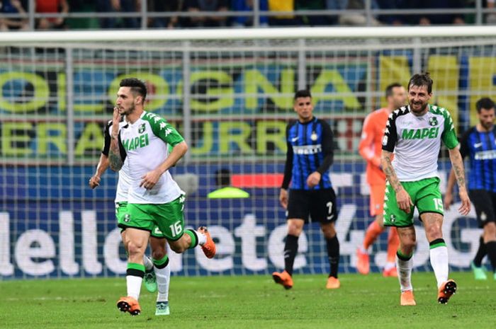 Pemain Sassuolo, Matteo Politano, melakukan selebrasi seusai menciptakan gol dalam laga Inter Milan Vs Sassuolo di Stadion Giuseppe Meazza, Milan, pada Sabtu (12/5/2018).