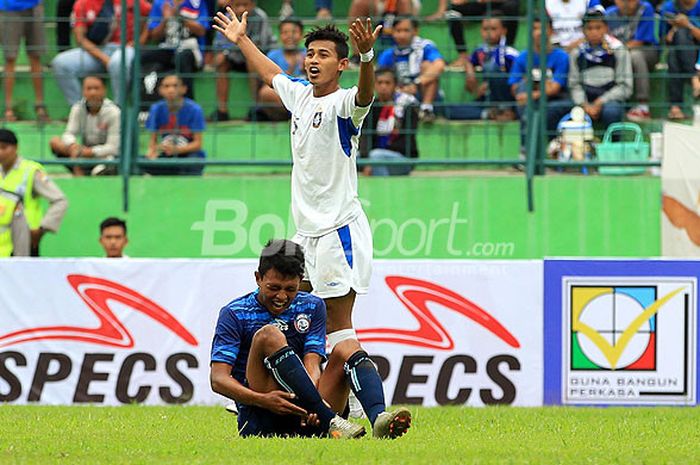 Penyerang Arema FC, Dedik Setiawan, Dibekap Cedera Hamstring saat Melawat ke Markas Persib Bandung. Jelang Pertemuan Kedua, Dia Diragukan Tampil.