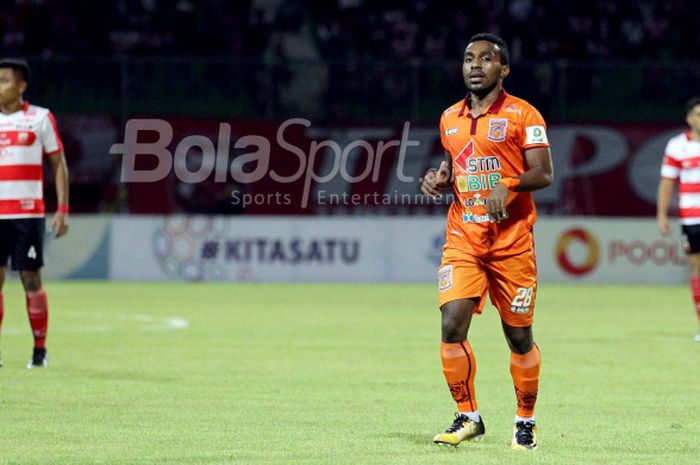 Pemain Borneo FC, Terens Puhiri, saat melawan Madura United di pekan 29 Liga 1 pada Jumat (13/10/2017) di Stadion Ratu Pamelingan, Pamekasan, Madura.