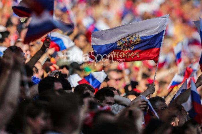 Keriuhan suporter Rusia saat mengibarkan bendera saat melawan Spanyol dalam laga babak 16 besar Piala Dunia 2018 di Luzhniki Stadium, Moskow, Rusia pada 1 Juli 2018.