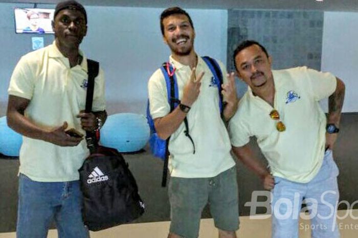 Anderson da Silva (kiri) dan Joao Bosco Cabral (tengah) di Bandara Ngurah Rai, Bali sebelum menuju Kupang, Jumat (18/8/2017)