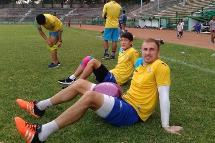 Duo pemain asing Persegres, Sasa Zecevic (depan) dan Oh In-kyun dalam sesi latihan di Stadion Tri Dharma, Gresik, Rabu (19/10/2016) sore. 